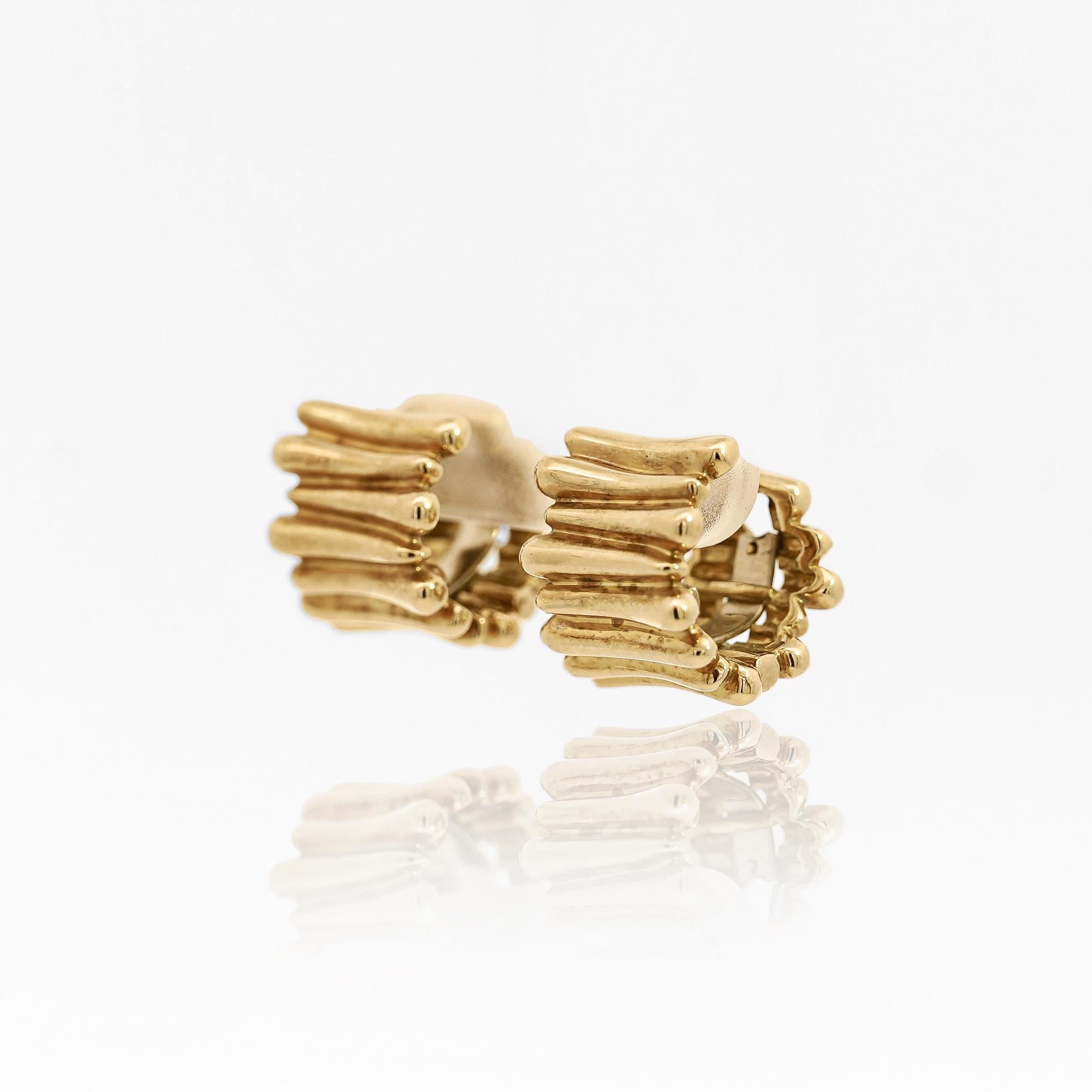 Tiffany & Co. 18K Gold Ribbed Huggie Latch Back Vintage Earrings 4