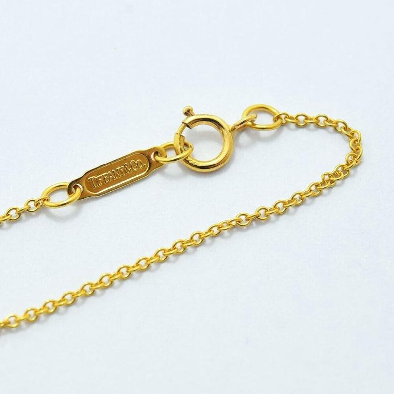 TIFFANY & Co. Collier pendentif cœur en or 18 carats avec ruban et nœud en vente 6