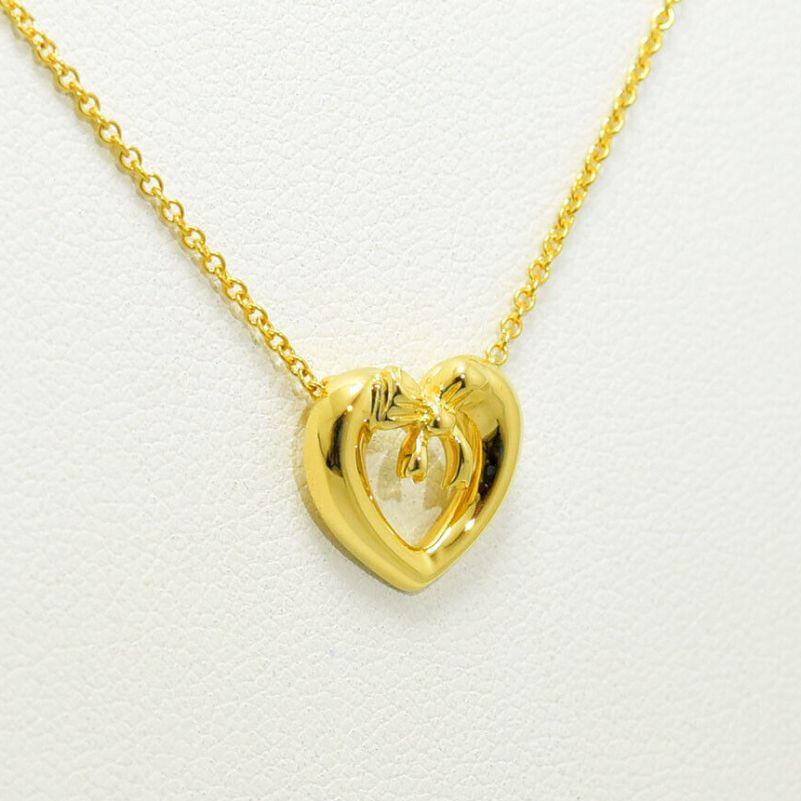 TIFFANY & Co. Collier pendentif cœur en or 18 carats avec ruban et nœud Pour femmes en vente
