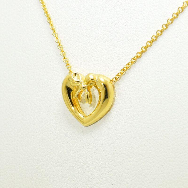 TIFFANY & Co. Collier pendentif cœur en or 18 carats avec ruban et nœud en vente 1