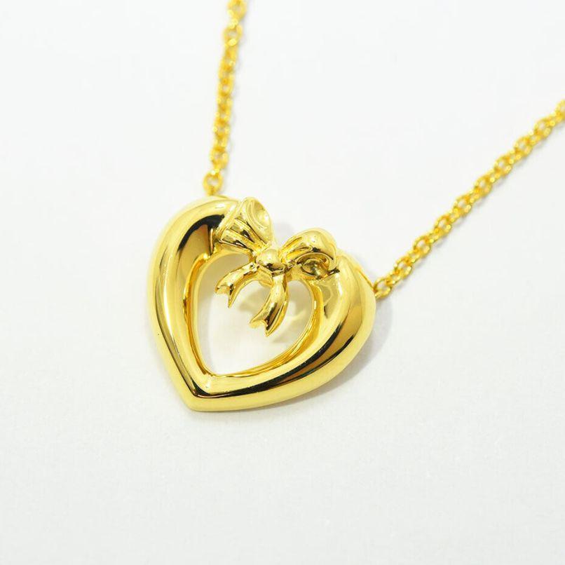 TIFFANY & Co. 18K Gold Ribbon Bow Heart Pendant Necklace In Excellent Condition For Sale In Los Angeles, CA