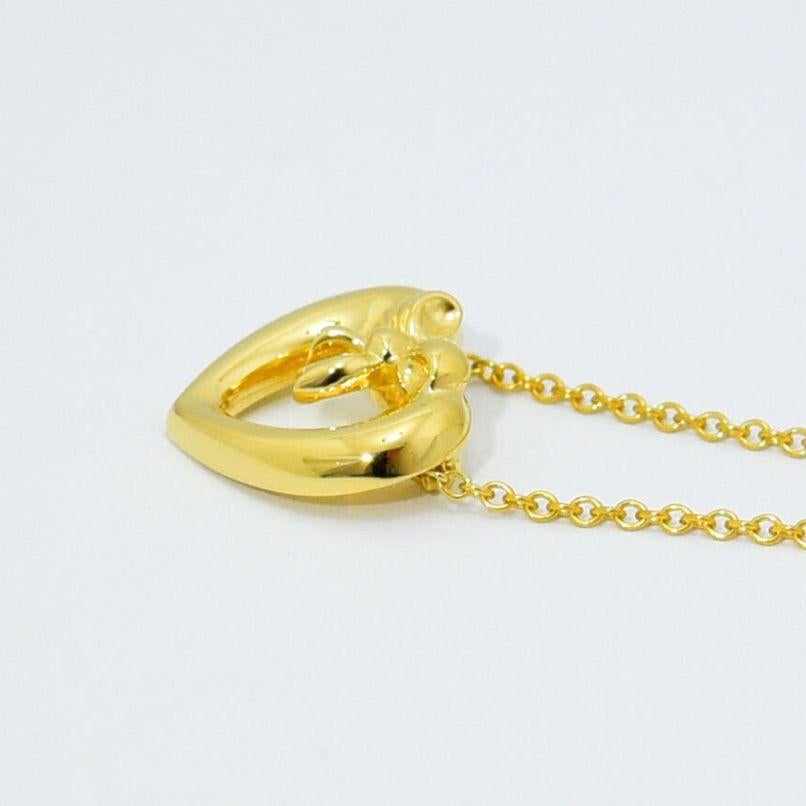 TIFFANY & Co. Collier pendentif cœur en or 18 carats avec ruban et nœud en vente 3
