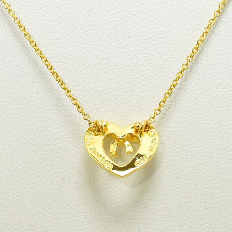 TIFFANY & Co. 18K Gold Ribbon Bow Heart Pendant Necklace For Sale 2