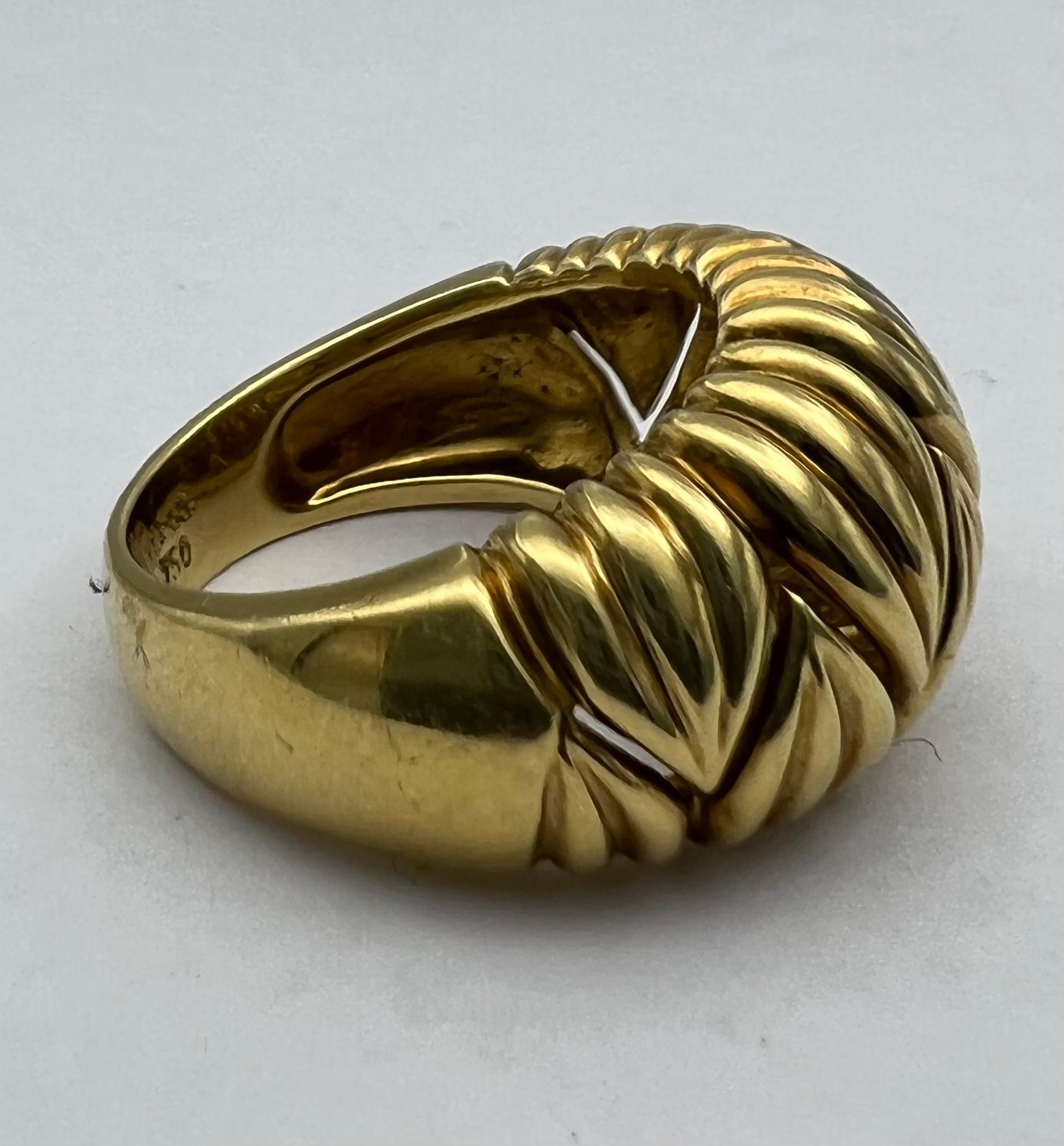 Tiffany & Co. Bague en or 18 carats à motif côtelé Excellent état - En vente à Beverly Hills, CA