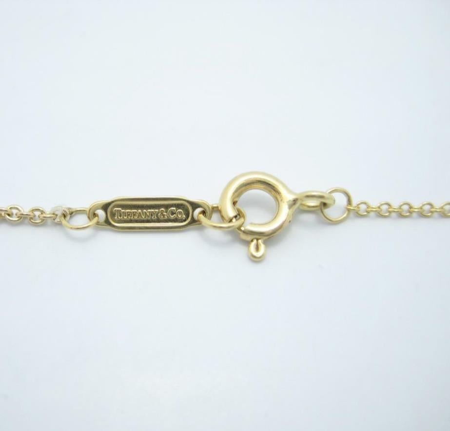 TIFFANY & Co. - Collier à pendentif croix en or 18 carats avec bouton de rose  en vente 1