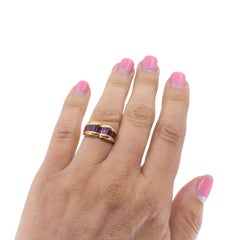 Bague Tiffany & Co. en or 18 carats avec rubis en taille baguette et anneau incurvé, taille 5,5