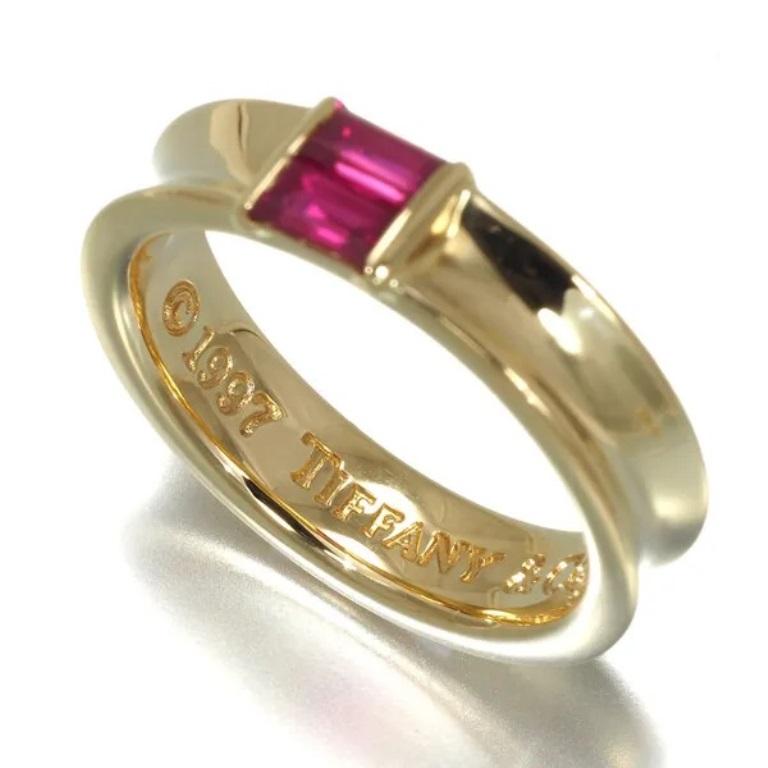  TIFFANY & Co. Bague empilable en or 18K avec rubis 5

Métal : or jaune 18K
Taille : 5
Largeur de la bande : 4,5 mm
Rubis : deux rubis de taille émeraude, poids total de 0,30 carat.
Poinçon : ©1997 TIFFANY&Co. 750 
Condit : Nouveau, jamais porté,