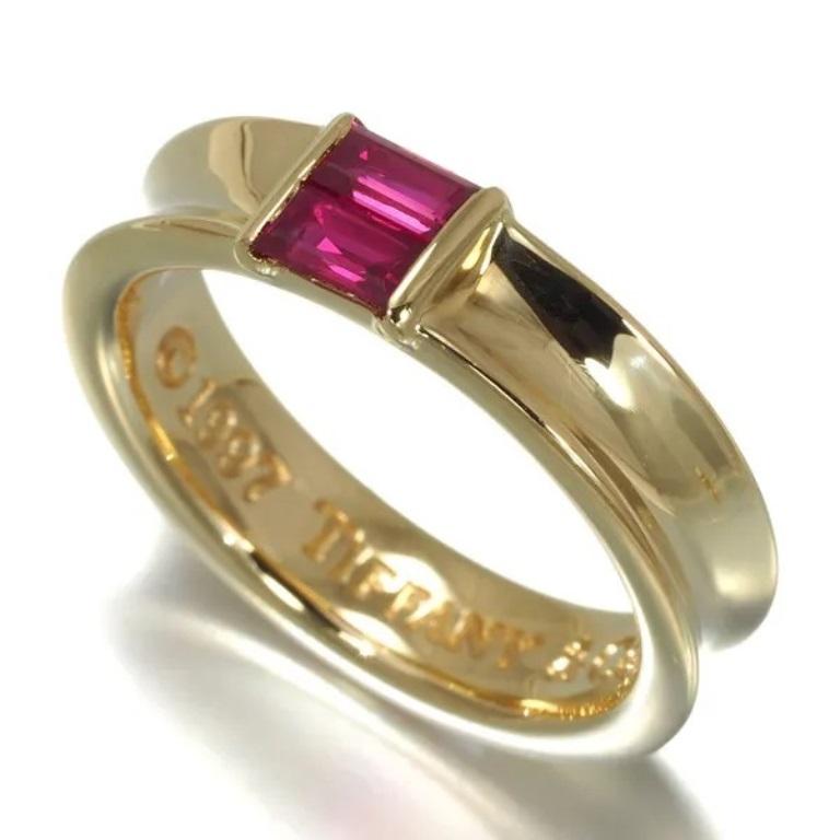 Taille émeraude TIFFANY & Co. Bague empilable en or 18K avec rubis 5 en vente
