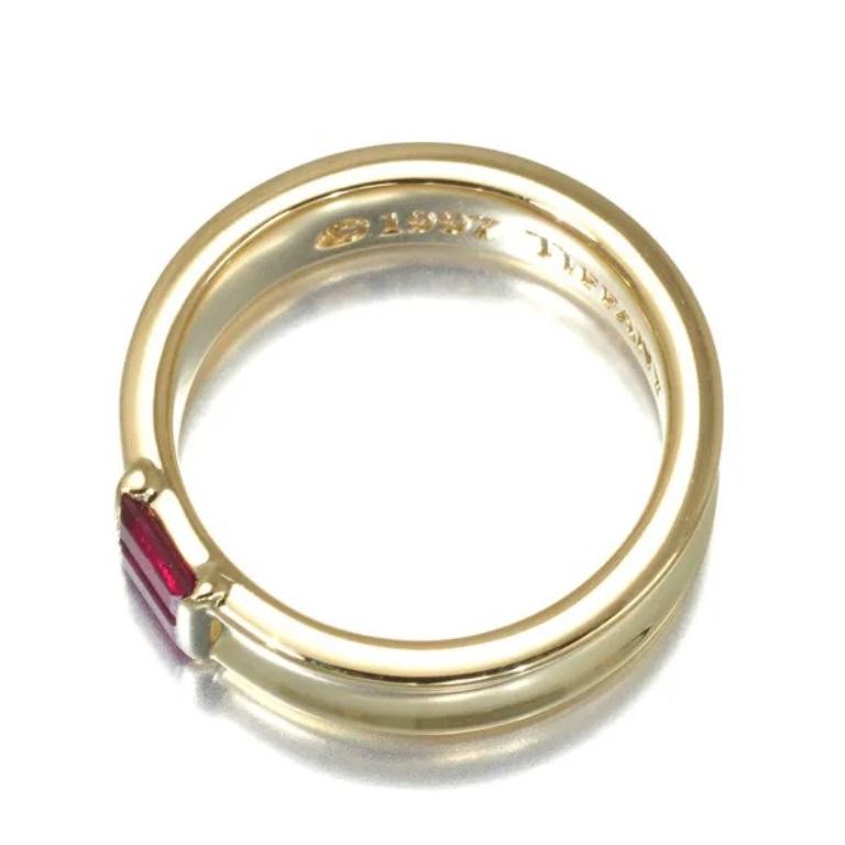 TIFFANY & Co. Bague empilable en or 18K avec rubis 5 Neuf - En vente à Los Angeles, CA