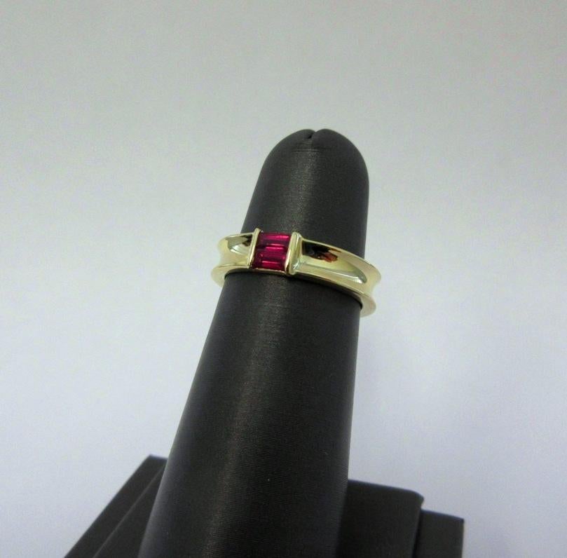 TIFFANY & Co. 18K Gold Ruby Stacking Ring 5.5 In Excellent Condition For Sale In Los Angeles, CA
