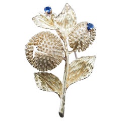 Blumenbrosche von Tiffany & Co., 18 Karat Gold, Saphir und Diamant  Gelenkige Blütenblätter
