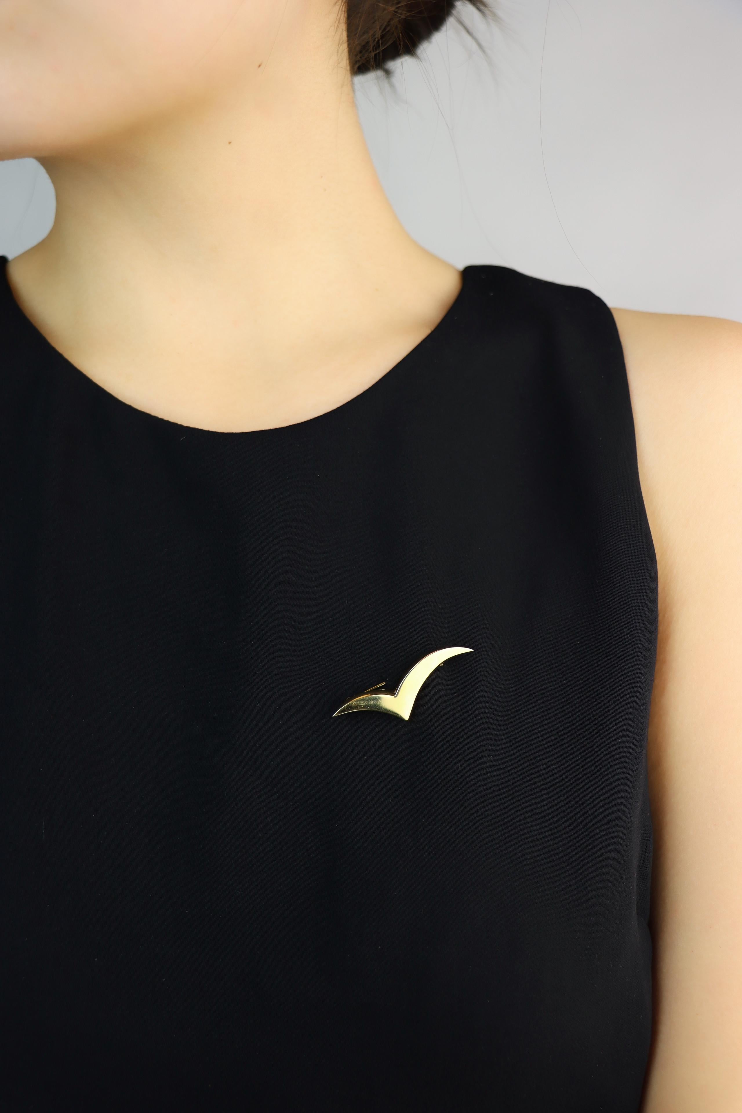 Tiffany & Co. 18K Gold Seagull Brooch

Marked:
Tiffany & Co.
750

Approximate Dimensions:
4.2 cm (Length) 
1.3 cm (Width)
5.0 grams in weight.