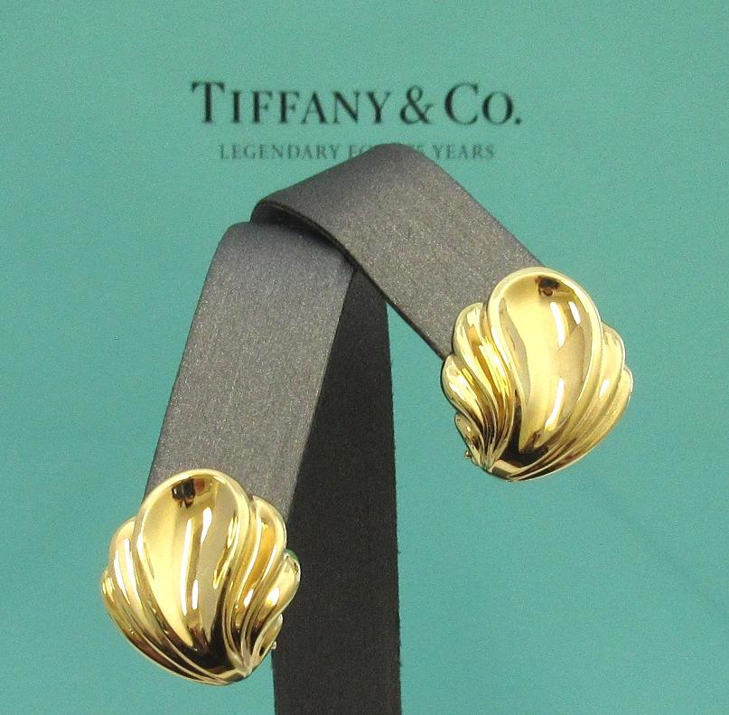 Tiffany & Co. 18k Gold Seashell Earrings In Excellent Condition In Los Angeles, CA