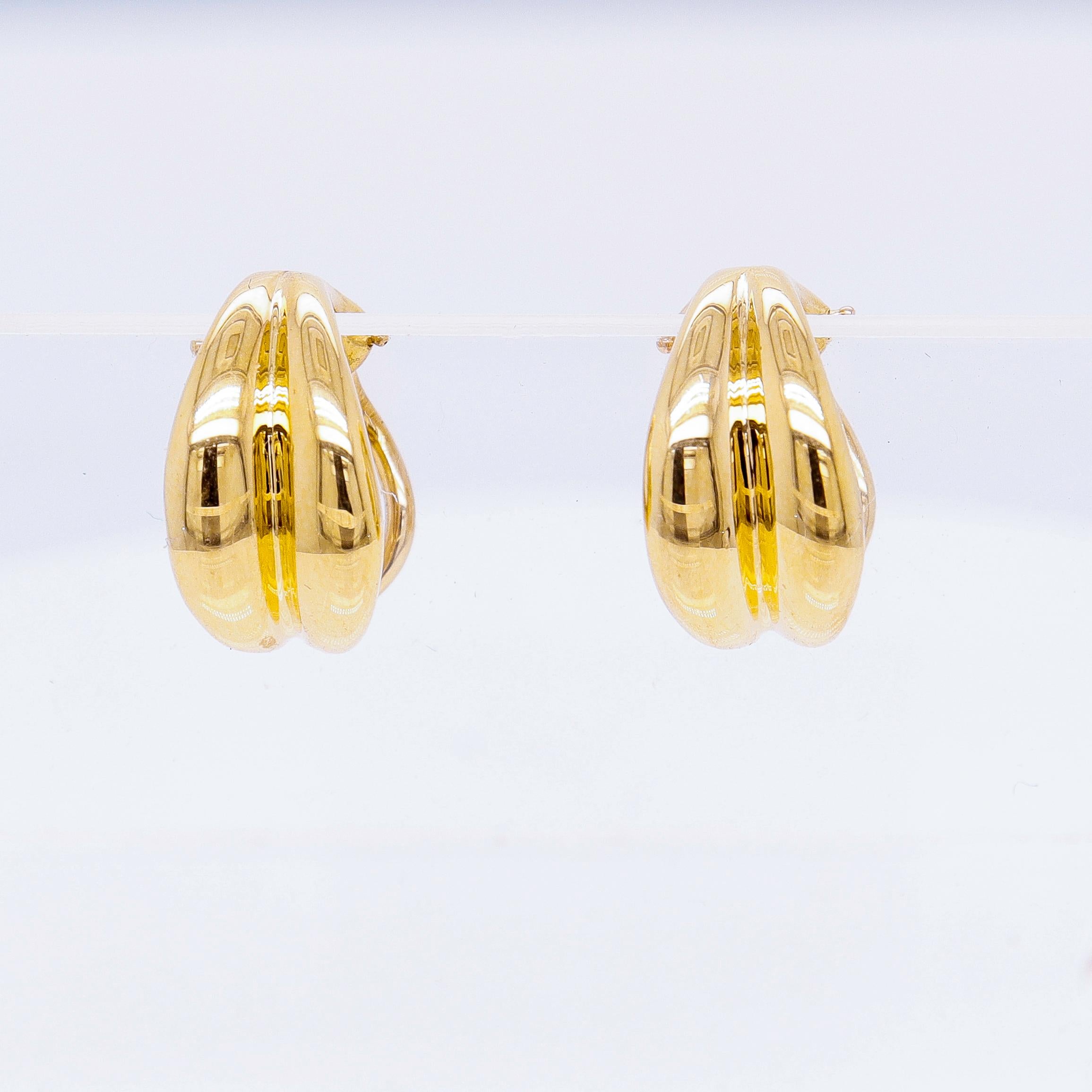 A fine pair of small-scale shrimp (or huggie style) omega clip earrings.

By Tiffany & Co.

In 18k yellow gold.

Simply a wonderful, classic Tiffany form!

Date:
Late 20th Century

Overall Condition:
They are in overall good, as-pictured, used