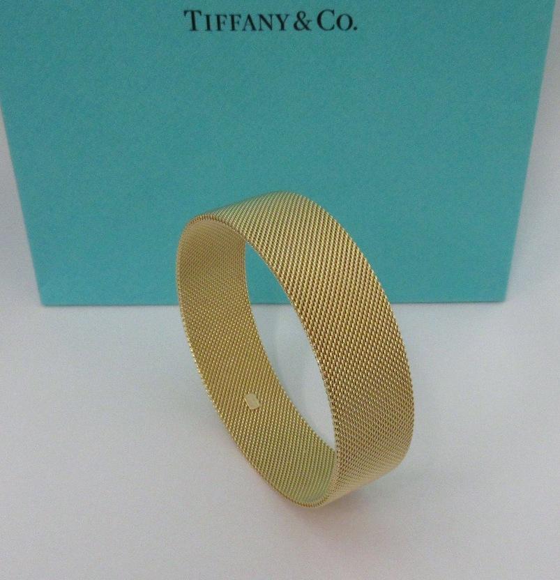 TIFFANY & Co. Or 18K Somerset Mesh Bangle Bracelet Wider Version 

Métal : Or jaune 18K
Poids : 47,30 grammes
Dimensions : 62mm(2.44