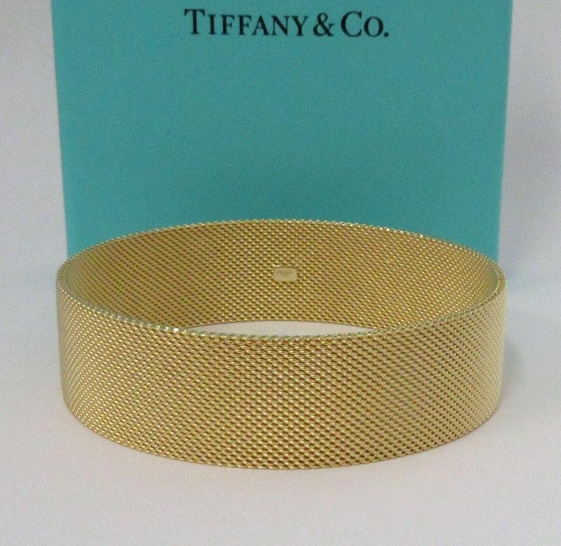 TIFFANY & Co. Bracelet jonc en maille Somerset en or 18 carats, version large 47,30 grammes Pour femmes en vente