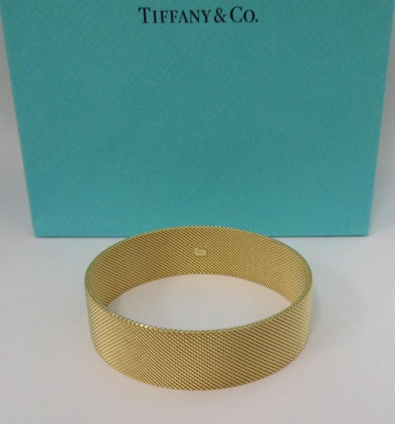 TIFFANY & Co. Bracelet jonc en maille Somerset en or 18 carats, version large 47,30 grammes en vente 1