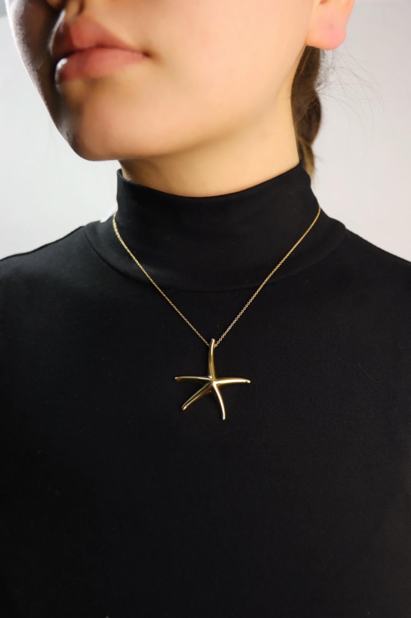 Tiffany & Co 18K Gold Starfish Pendant Necklace
Marked:
750
TIFFANY & Co.
PERETTI
SPAIN

Approximate Dimensions:
41 cm (Chain Length) 
3.8 cm (Length)
3.5 cm (Width)
9.3 grams in weight.