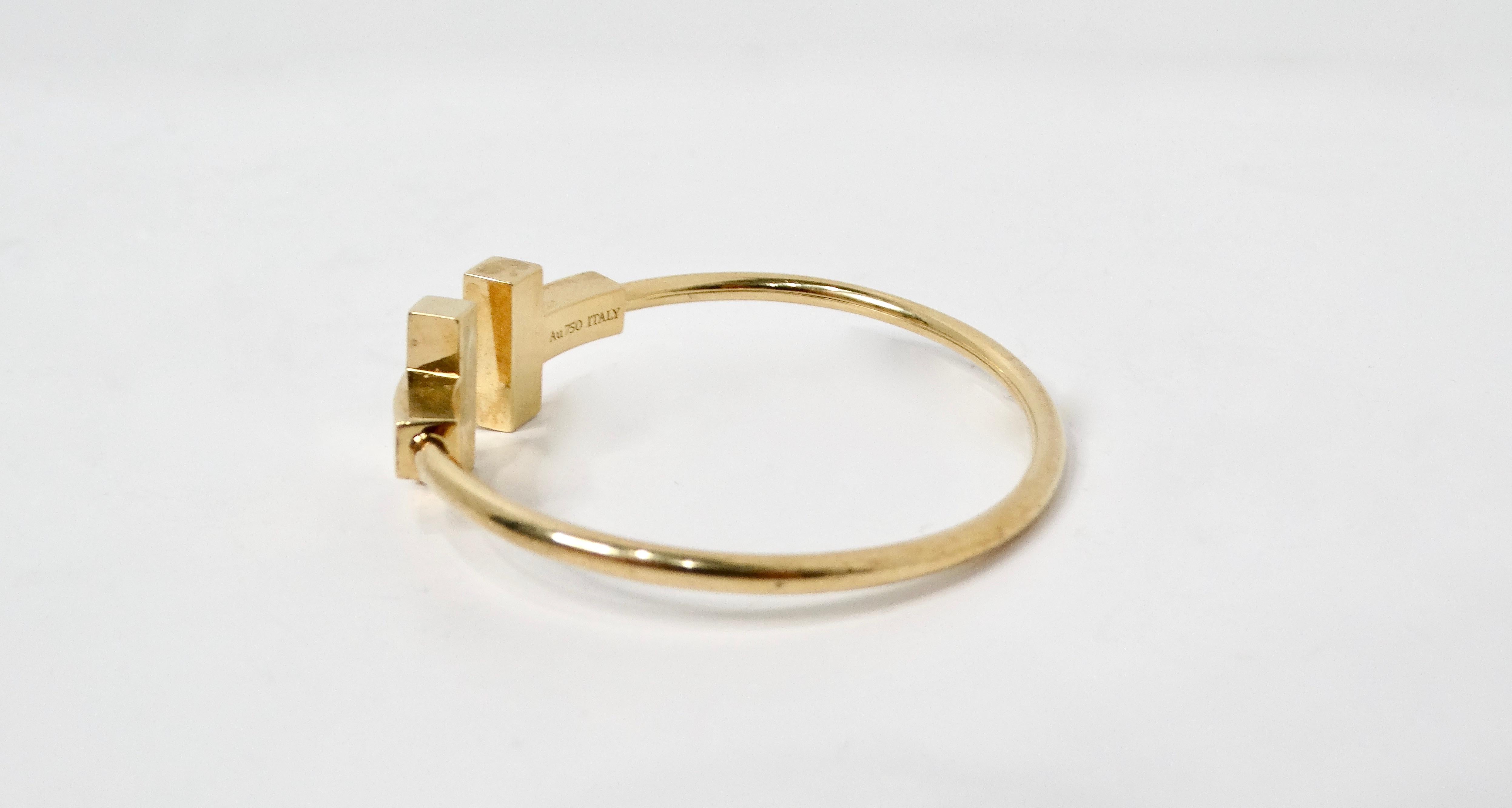Il bracciale a T Tiffany & Co. in oro 18k è un pezzo straordinario che racchiude eleganza e modernità. Realizzato in pregiato oro 18 carati, questo bracciale presenta un elegante design con barra a T che combina perfettamente minimalismo e lusso. Il