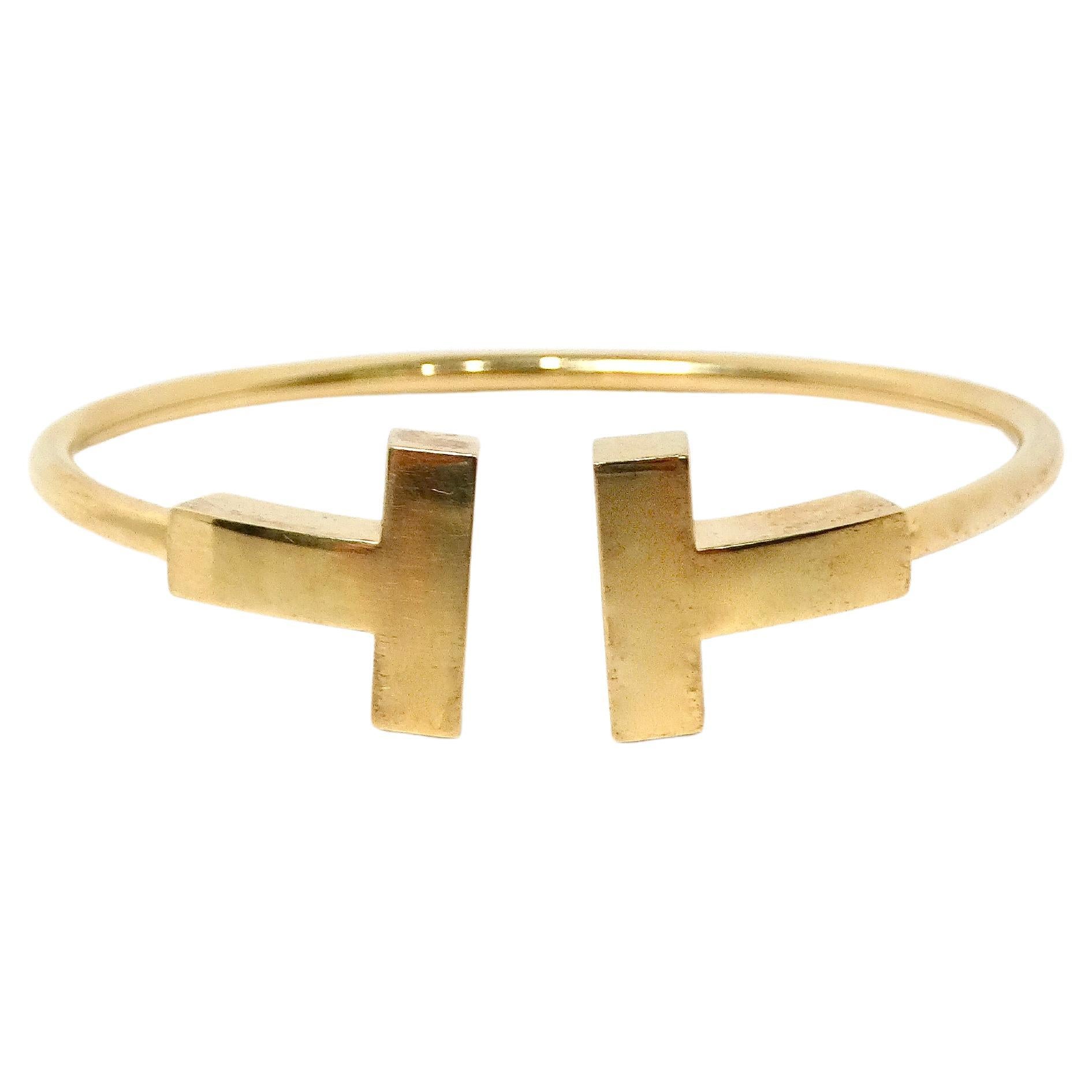 How should a bracelet fit a woman?