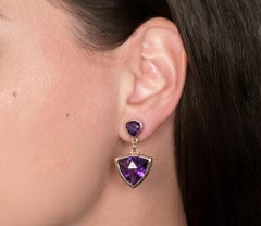 Tiffany & Co. Ohrringe aus 18-karätigem Gold mit Amethysten im Trillion-Schliff und doppelten Anhängern