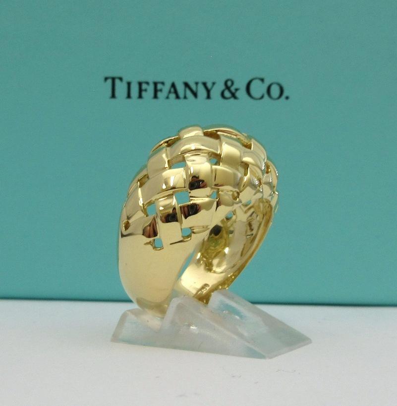 TIFFANY & Co. 18K Gold Vannerie Dome Ring 9

Metal: 18K yellow gold 
Size: 9
Band Width: 15mm at the top, 7mm at the bottom
Weight: 14.70 grams
Hallmark: TIFFANY&CO. 750
Condition: Excellent condition, like new, comes with the original Tiffany