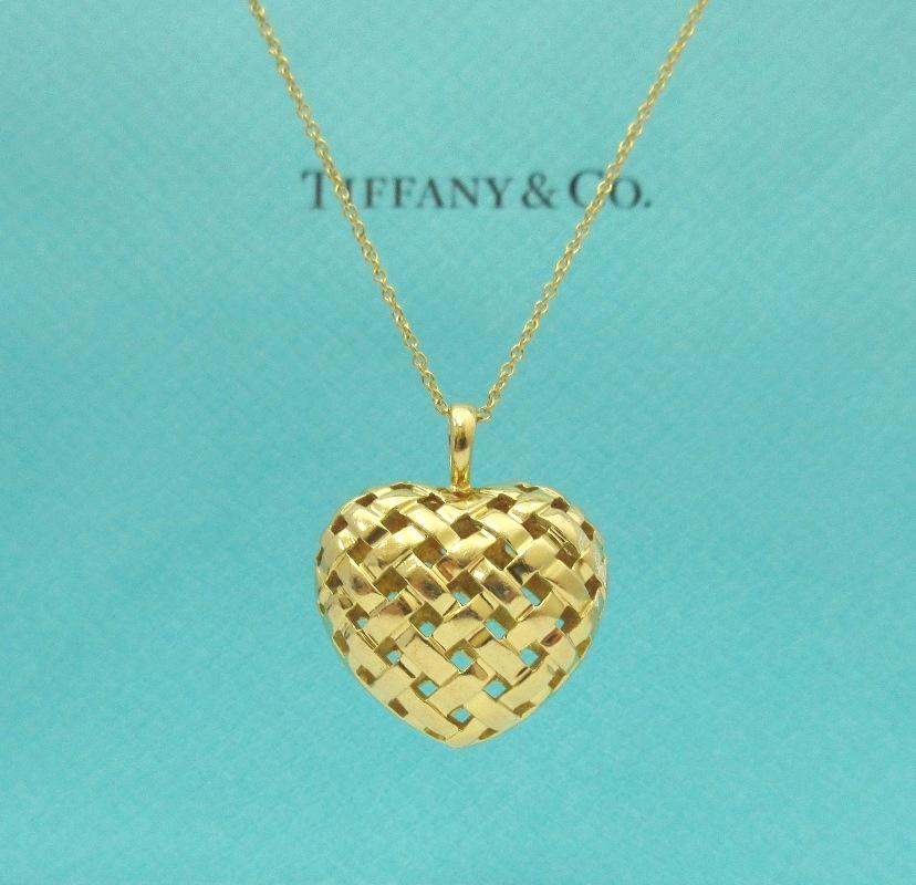 TIFFANY & Co. Collana con ciondolo a forma di cuore in oro 18K Vannerie

Metallo: Oro giallo 18 carati
Peso: 11.50 grammi
Ciondolo: Larghezza 22 mm 
Catena: 16