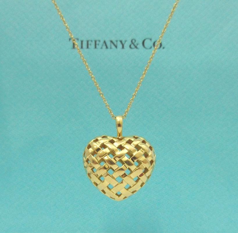 TIFFANY & Co. Collana con ciondolo a forma di cuore in oro 18K Vannerie In condizioni ottime in vendita a Los Angeles, CA