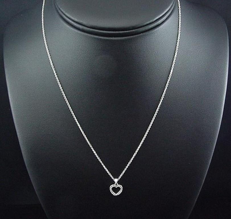 TIFFANY & Co. Platinum Diamond Heart Pendant Necklace  In Excellent Condition In Los Angeles, CA