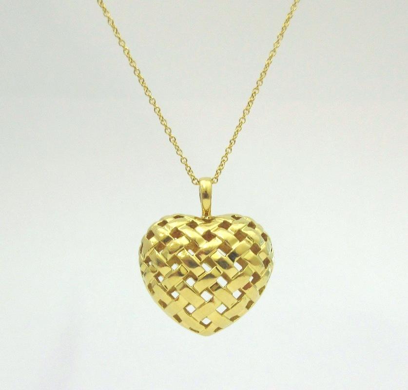 Donna TIFFANY & Co. Collana con ciondolo a forma di cuore in oro 18K Vannerie in vendita