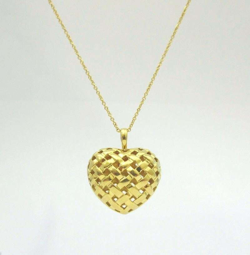 TIFFANY & Co. Collana con ciondolo a forma di cuore in oro 18K Vannerie in vendita 1