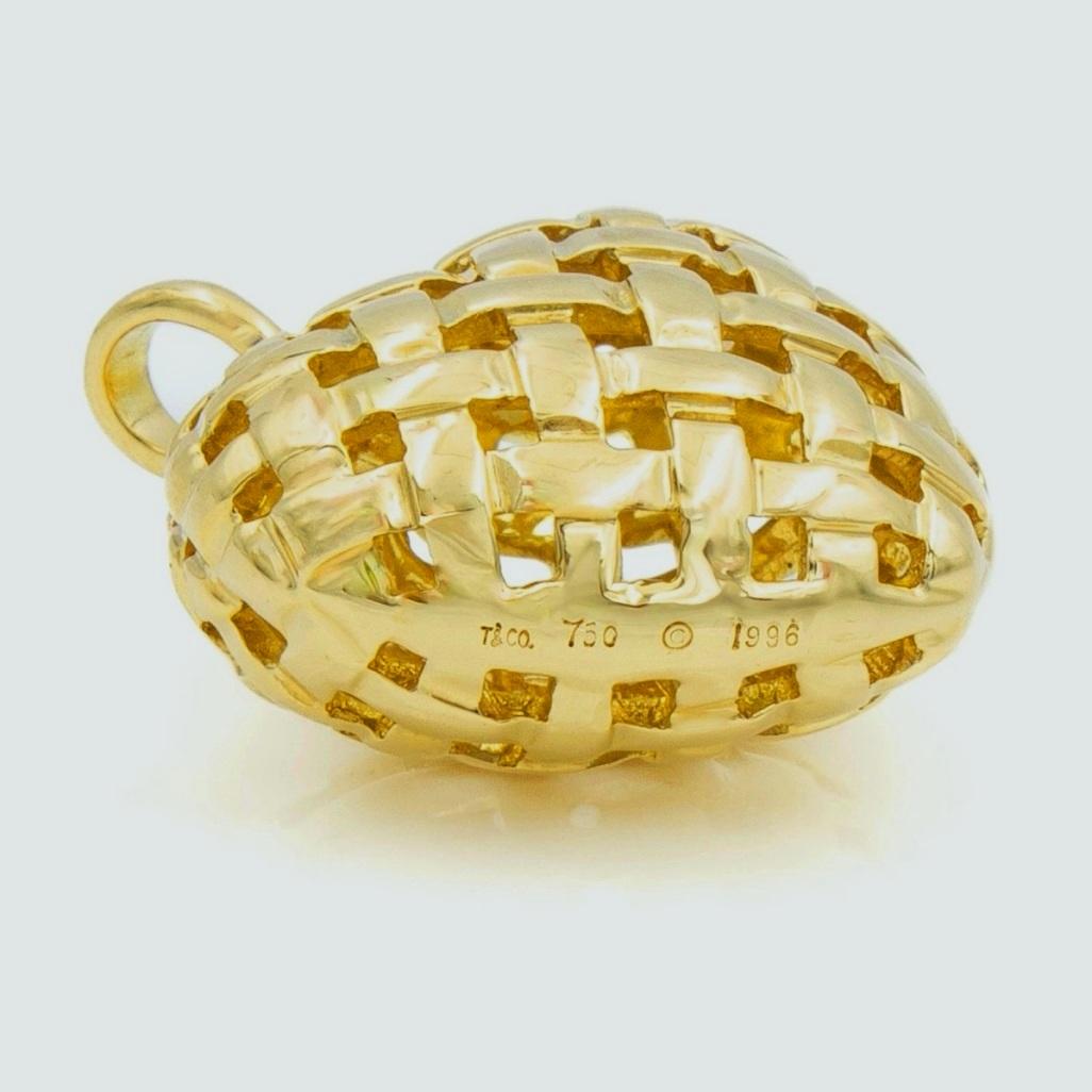 TIFFANY & Co. Collana con ciondolo a forma di cuore in oro 18K Vannerie in vendita 2