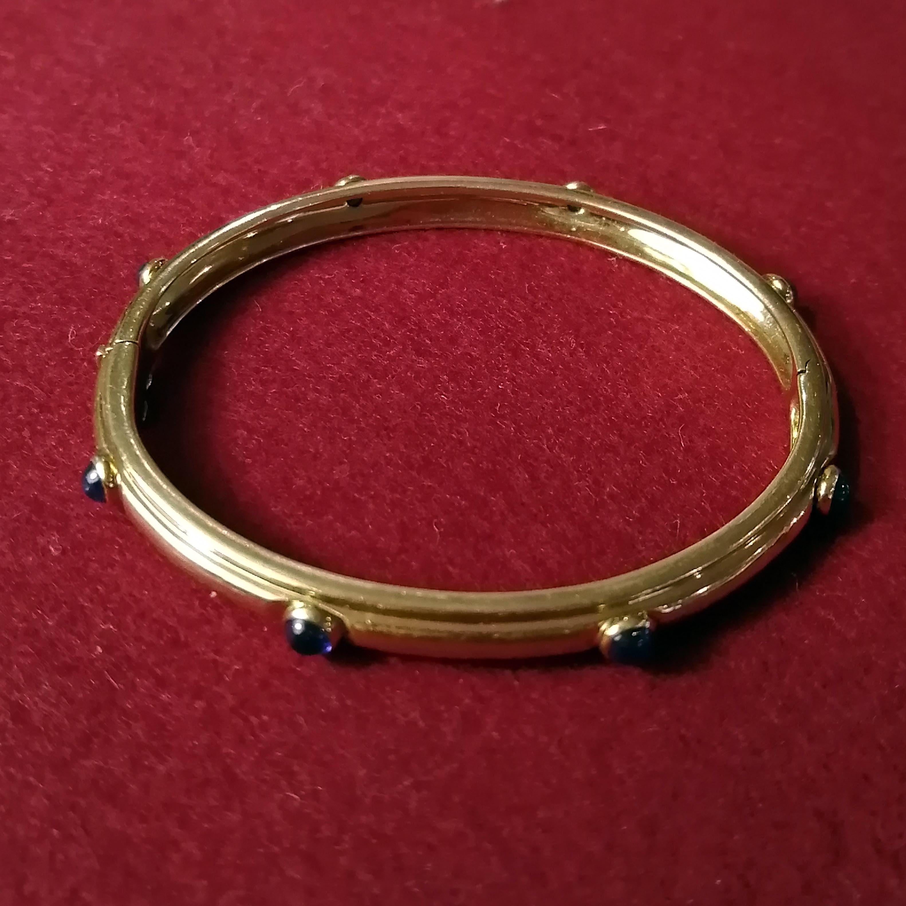 Tiffany & Co. 18-Karat Gold with Cabochon Sapphires Hinged Bangle Bracelet In Good Condition In Mexico City, MX