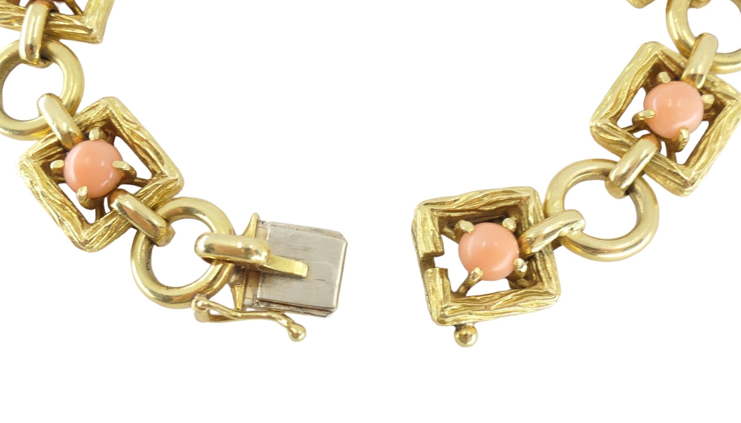 Wir präsentieren ein zeitloses Stück: das Tiffany & Co. 18k Hammered Gold Coral Link Bracelet. Dieses exquisite Armband wurde in den 1970er Jahren gefertigt und besticht durch Eleganz und Raffinesse. Mit einer Länge von 6,5 Inch und einer Breite von