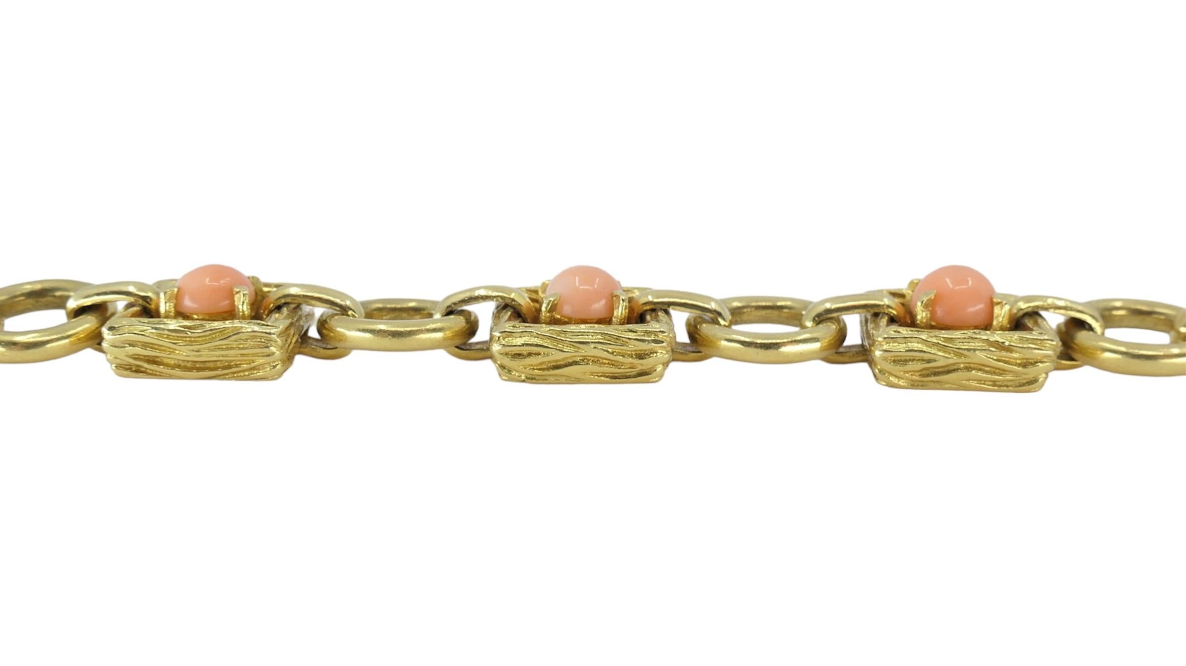 Tiffany & Co. Bracelet à maillons en or martelé 18 carats et corail  Pour femmes en vente