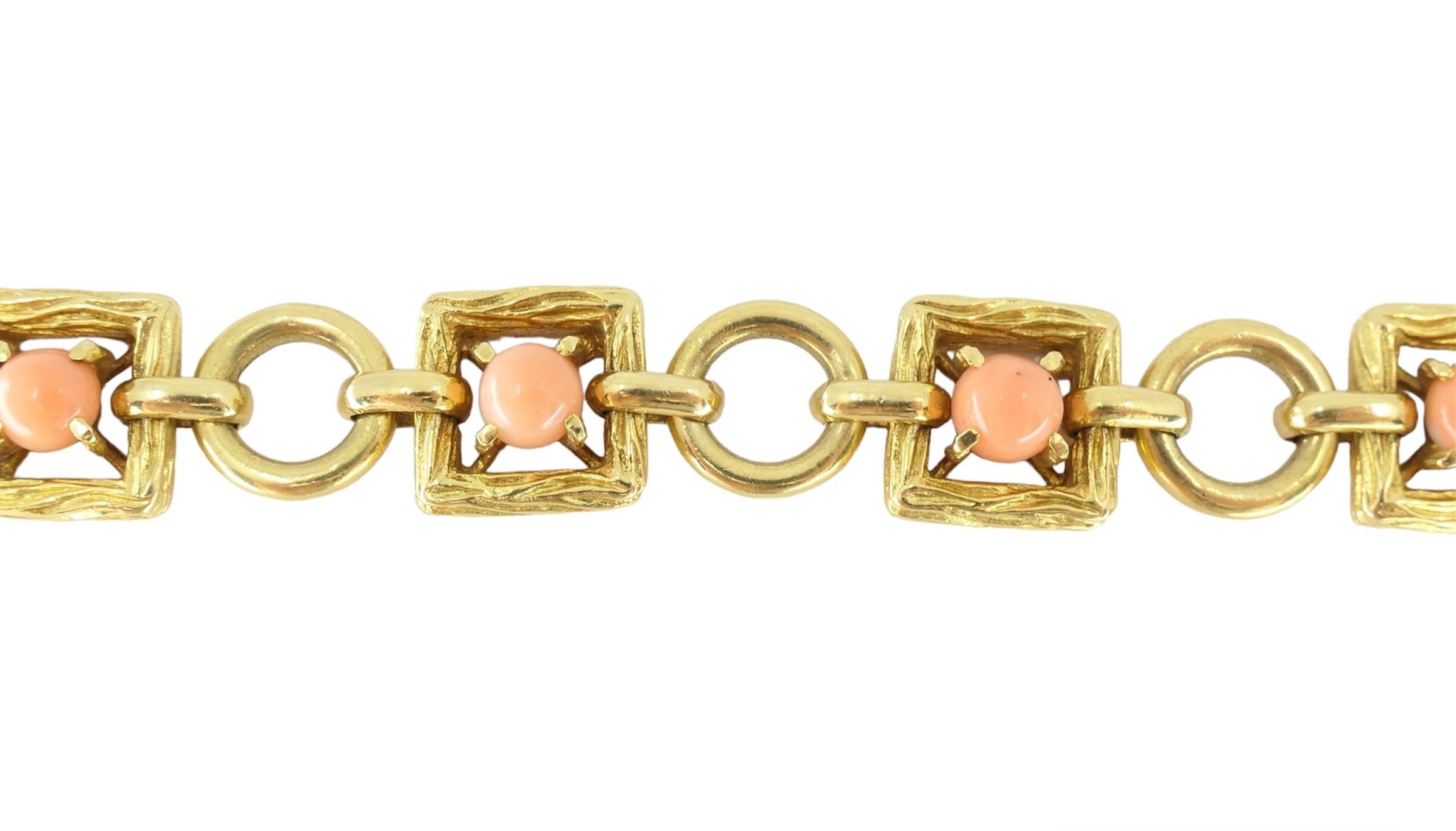 Tiffany & Co. Bracelet à maillons en or martelé 18 carats et corail  en vente 1