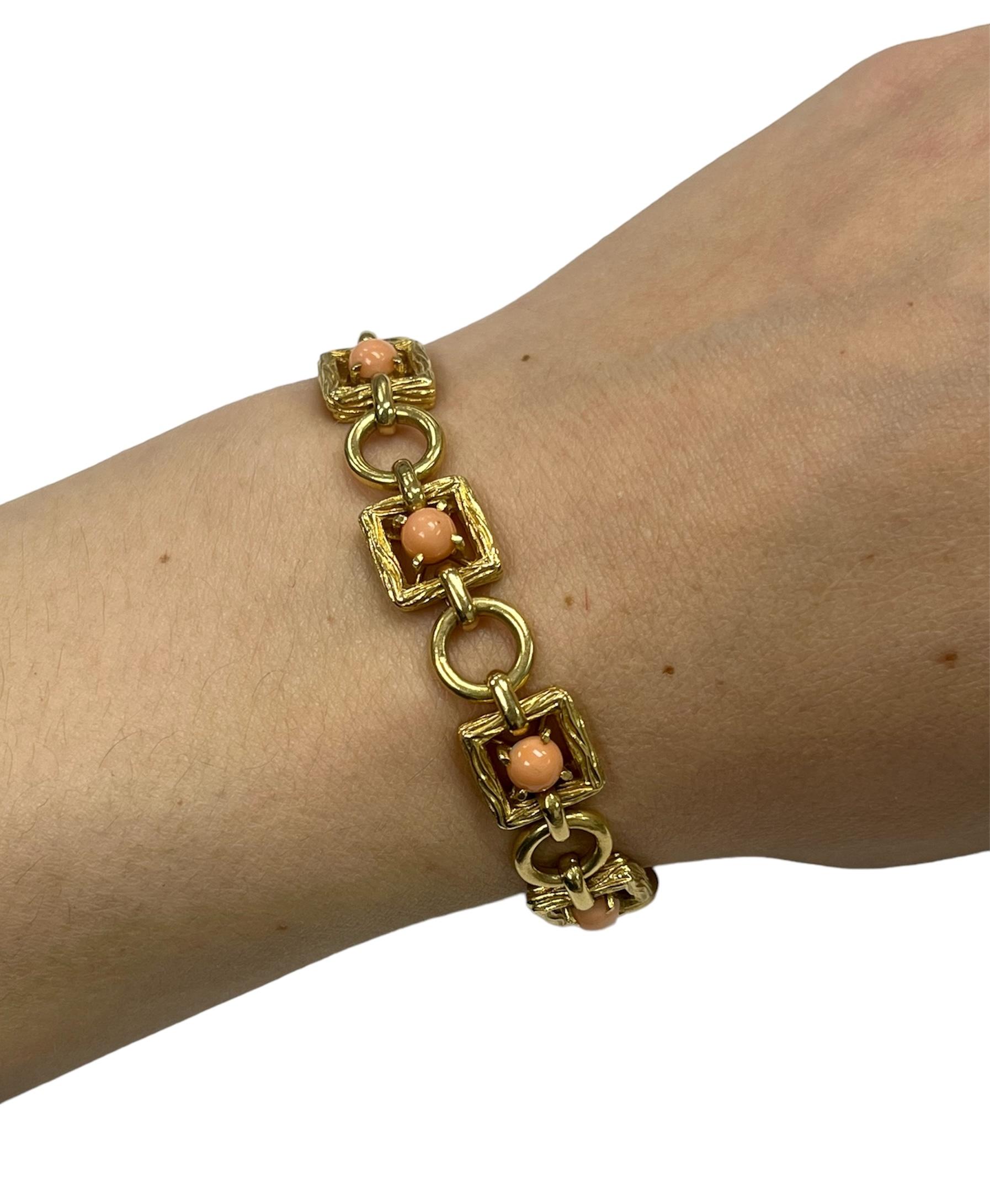 Tiffany & Co. Bracelet à maillons en or martelé 18 carats et corail  en vente 2