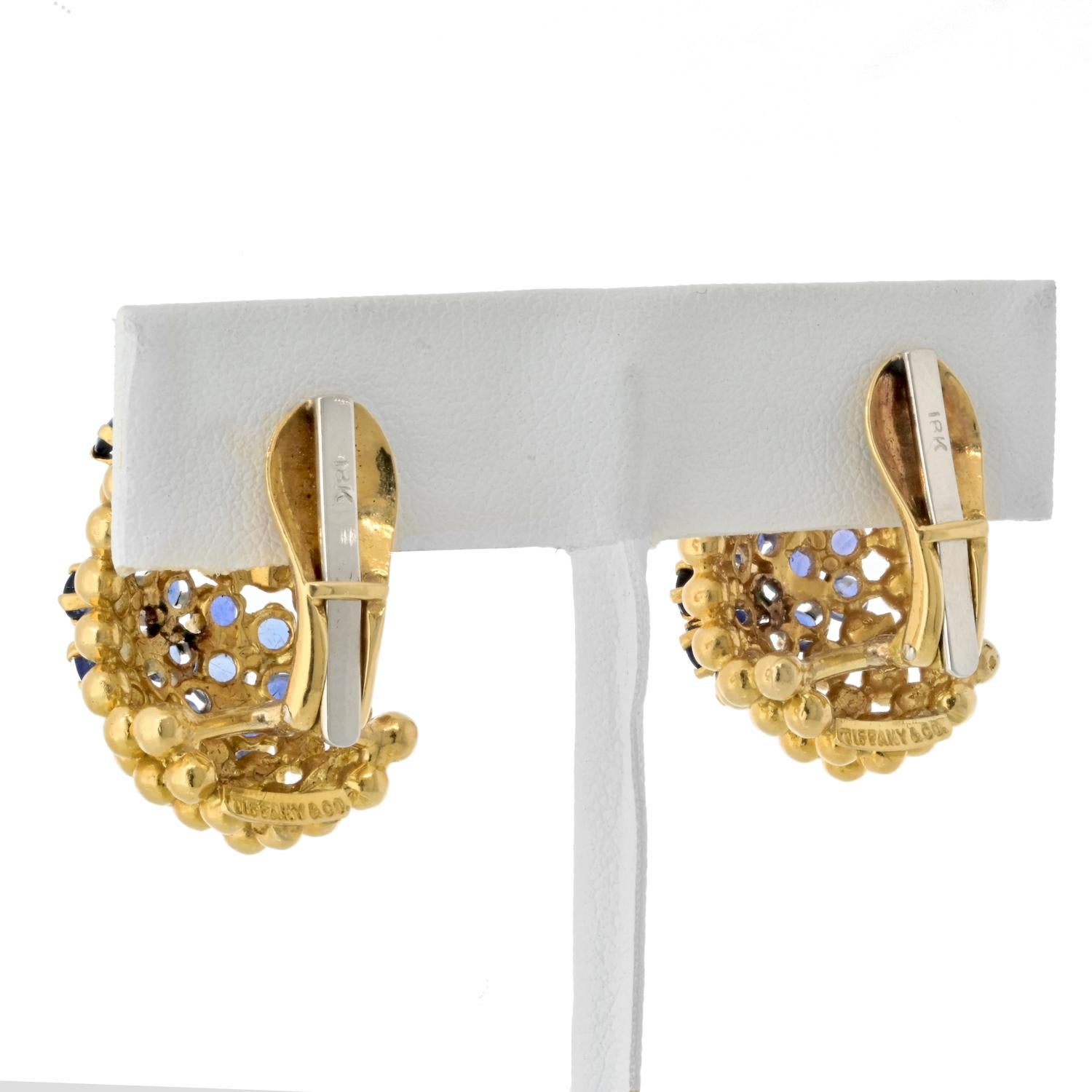 Taille ronde Tiffany & Co. Boucles d'oreilles en or 18 carats avec saphir nid d'abeille en vente