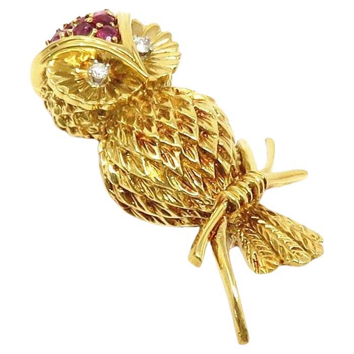 Taille ronde Tiffany & Co, broche italienne 18 carats en rubis et diamants en vente