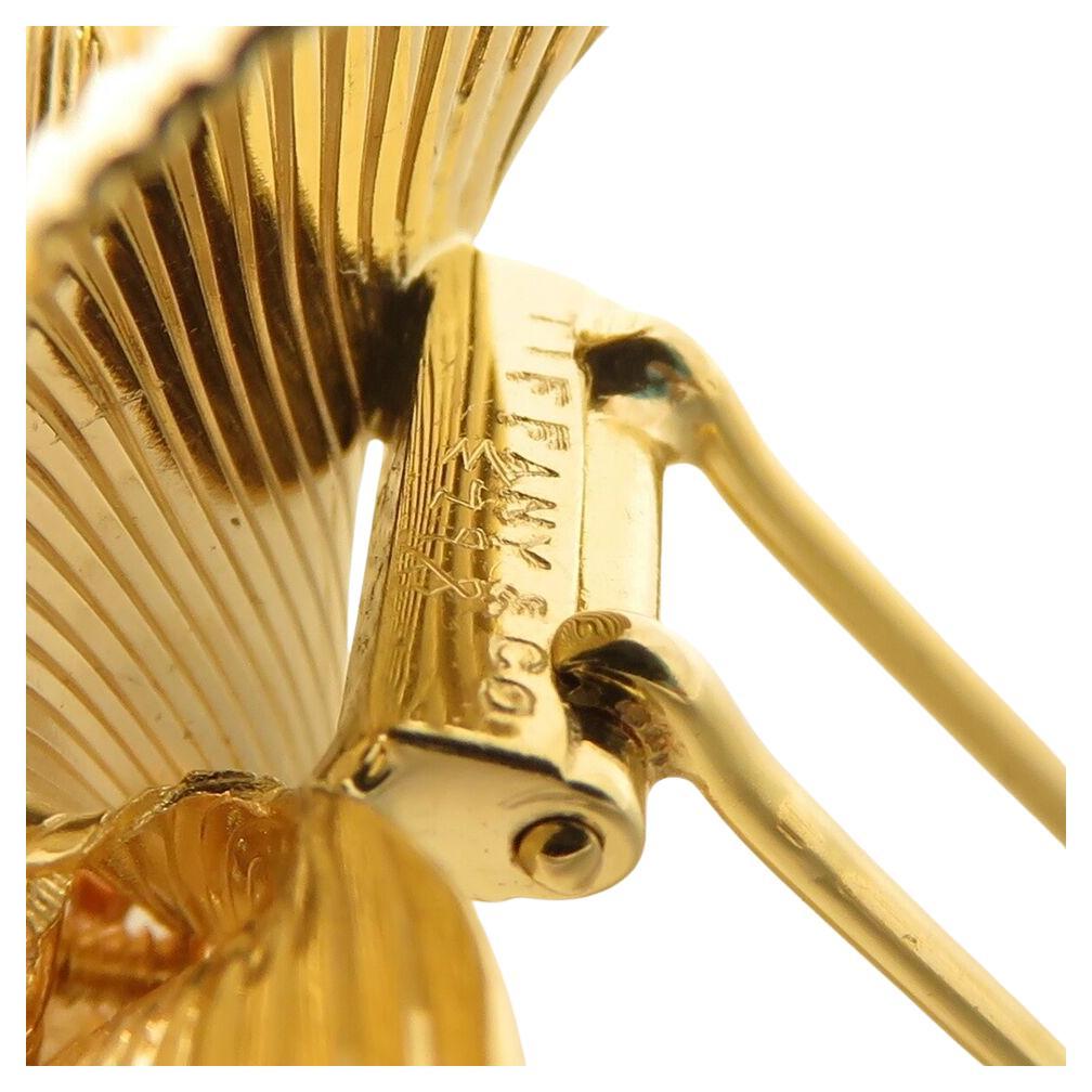 Diese exquisite Tiffany & Co. Die Floral Flower Pin Brooch steht für die zeitlose Eleganz und Handwerkskunst der Marke. Diese sorgfältig aus luxuriösem 14-karätigem Gelbgold gefertigte Brosche besticht durch ihr klassisches und zugleich bezauberndes