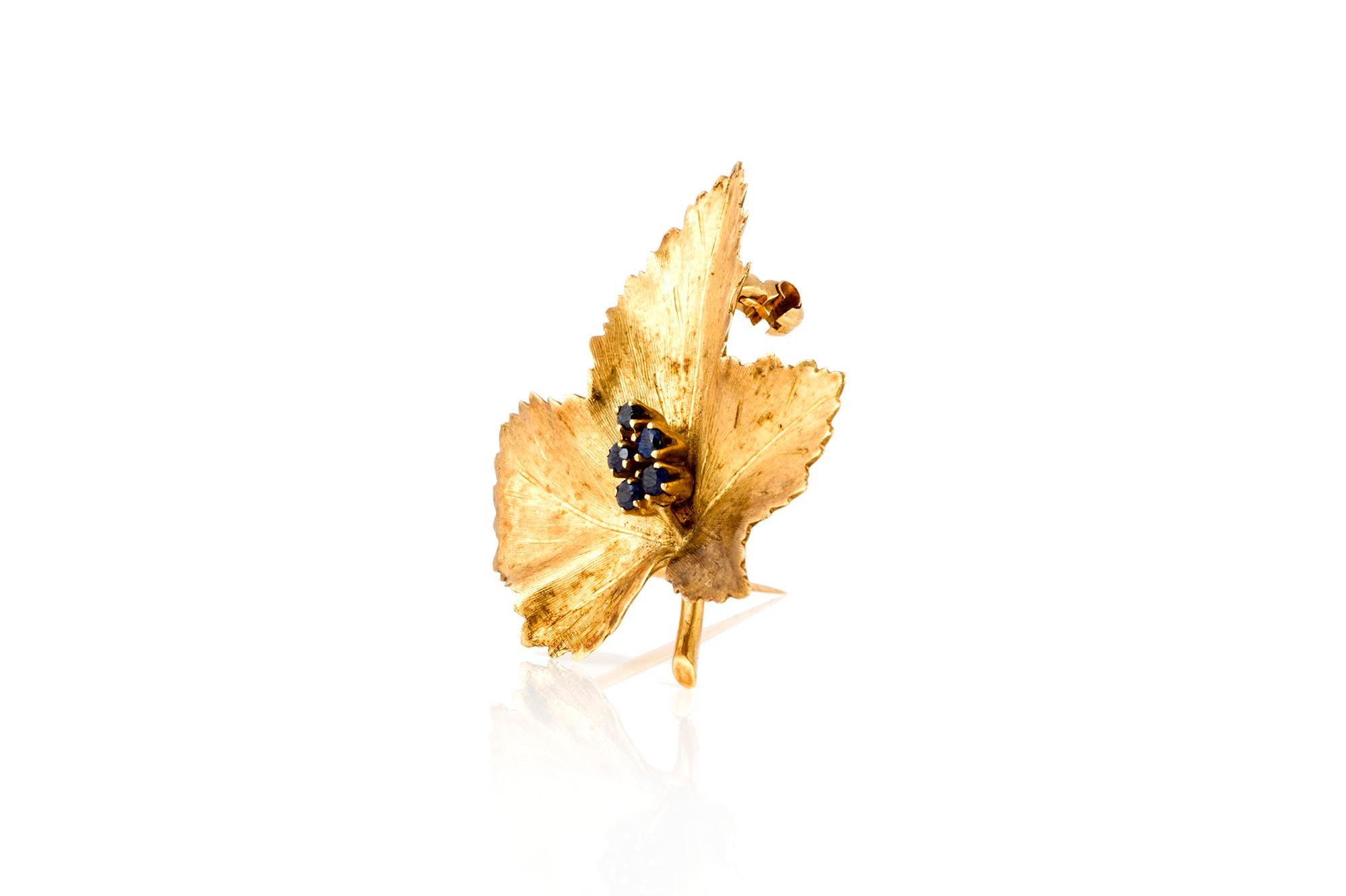 The brooch is finely crafted in 18k yellow gold and weighing approximately total of 5.2 dwt with sapphire weighing approximately total of 0.25 carat.