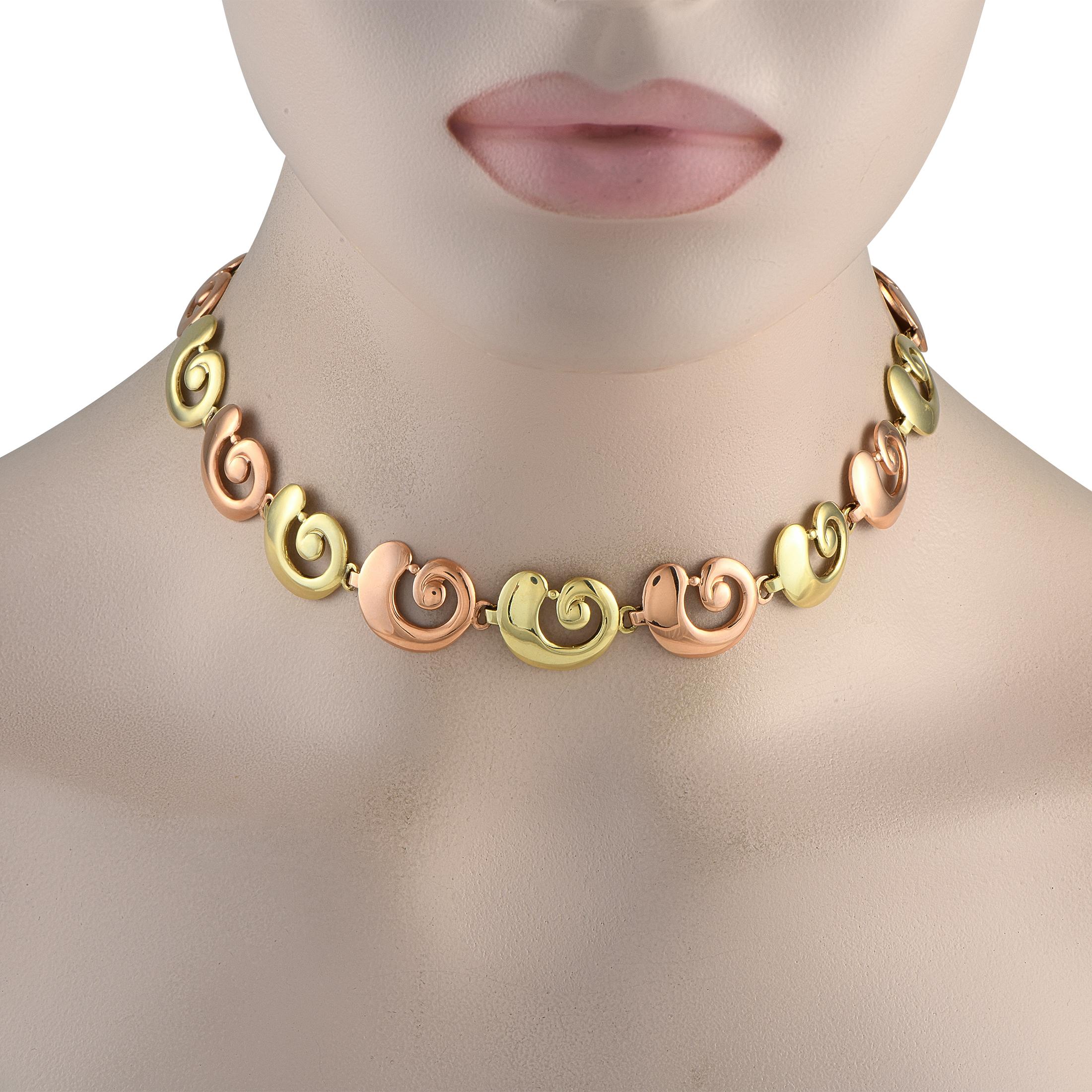 Ce collier Tiffany & Co. au design exquis ajoutera instantanément de la couleur, de la texture et de la dimension à n'importe quel ensemble. Les maillons incurvés en or rose 18 carats et en or jaune 18 carats s'alternent pour créer un magnifique