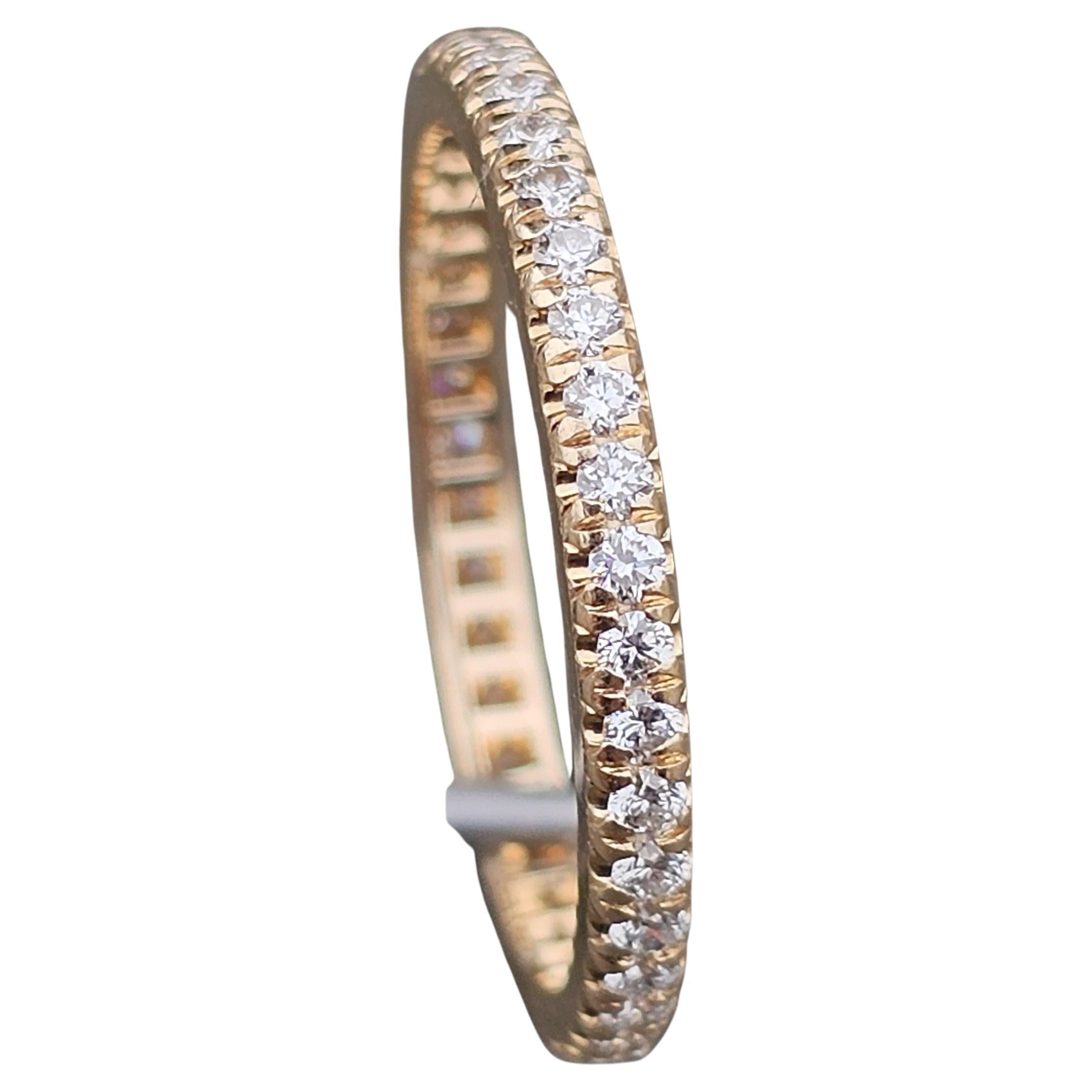 Questo anello a fascia di Tiffany & Co. è un gioiello raffinato progettato per affascinare. Realizzato in oro rosa 18 carati, presenta una fila continua di diamanti bianchi per un totale di 0,42 carati. I diamanti sono incastonati in modo