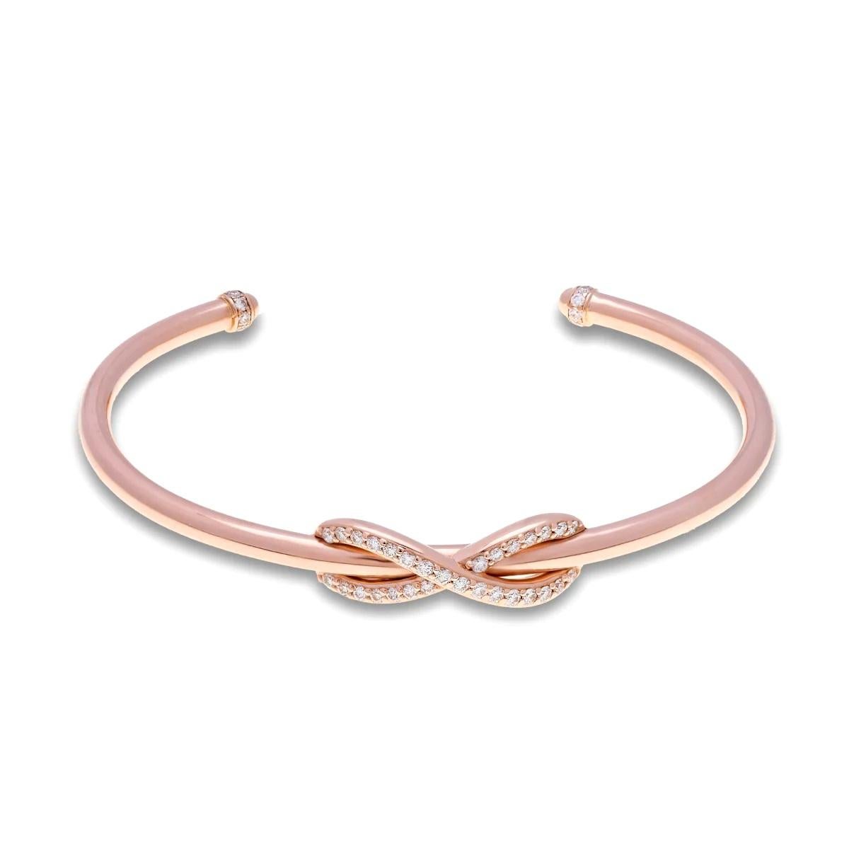 TIFFANY & Co. 18K Rose Gold Diamond Infinity Cuff Armreif Armband

Tiffany Infinity ist ein kraftvolles Symbol für ständige Verbindung, Energie und Vitalität. Diese Manschette ist modern und setzt ein gewagtes Statement, wenn sie allein oder