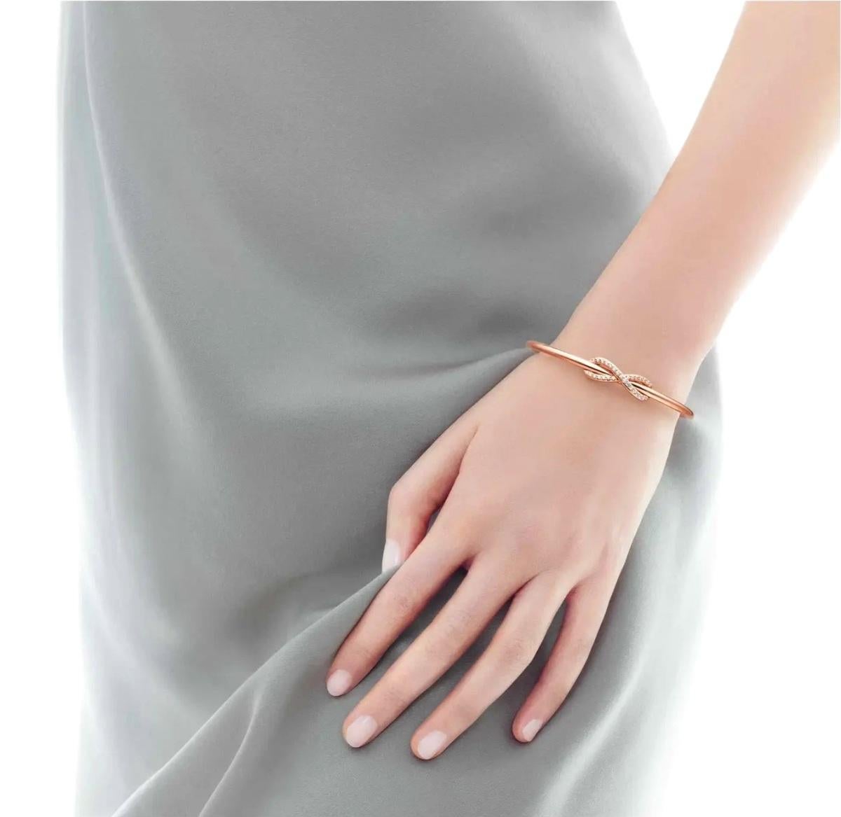 TIFFANY & Co. 18K Rose Gold Diamond Infinity Cuff Armreif Armband im Zustand „Hervorragend“ im Angebot in Los Angeles, CA