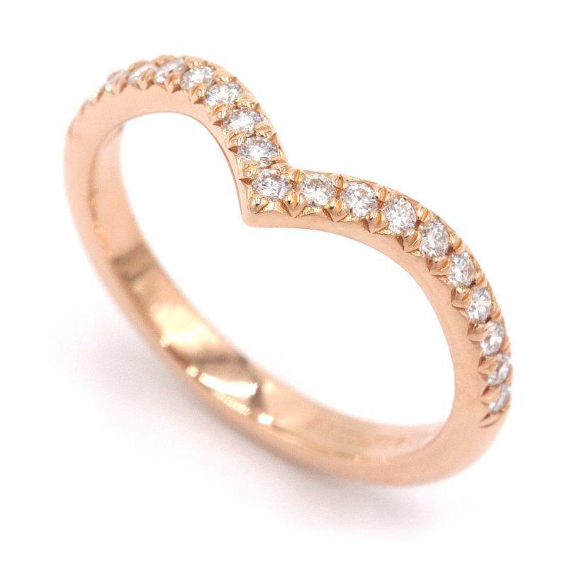 TIFFANY & Co. 18K Roségold Diamant Soleste V-Ring 6,5, TIFFANY & Co.

Die Tiffany Soleste V ist so konzipiert, dass sie mit Ihrem Tiffany-Verlobungsring harmoniert. Sie hat klare Linien und eine schlanke Silhouette, die sie perfekt zum Stapeln