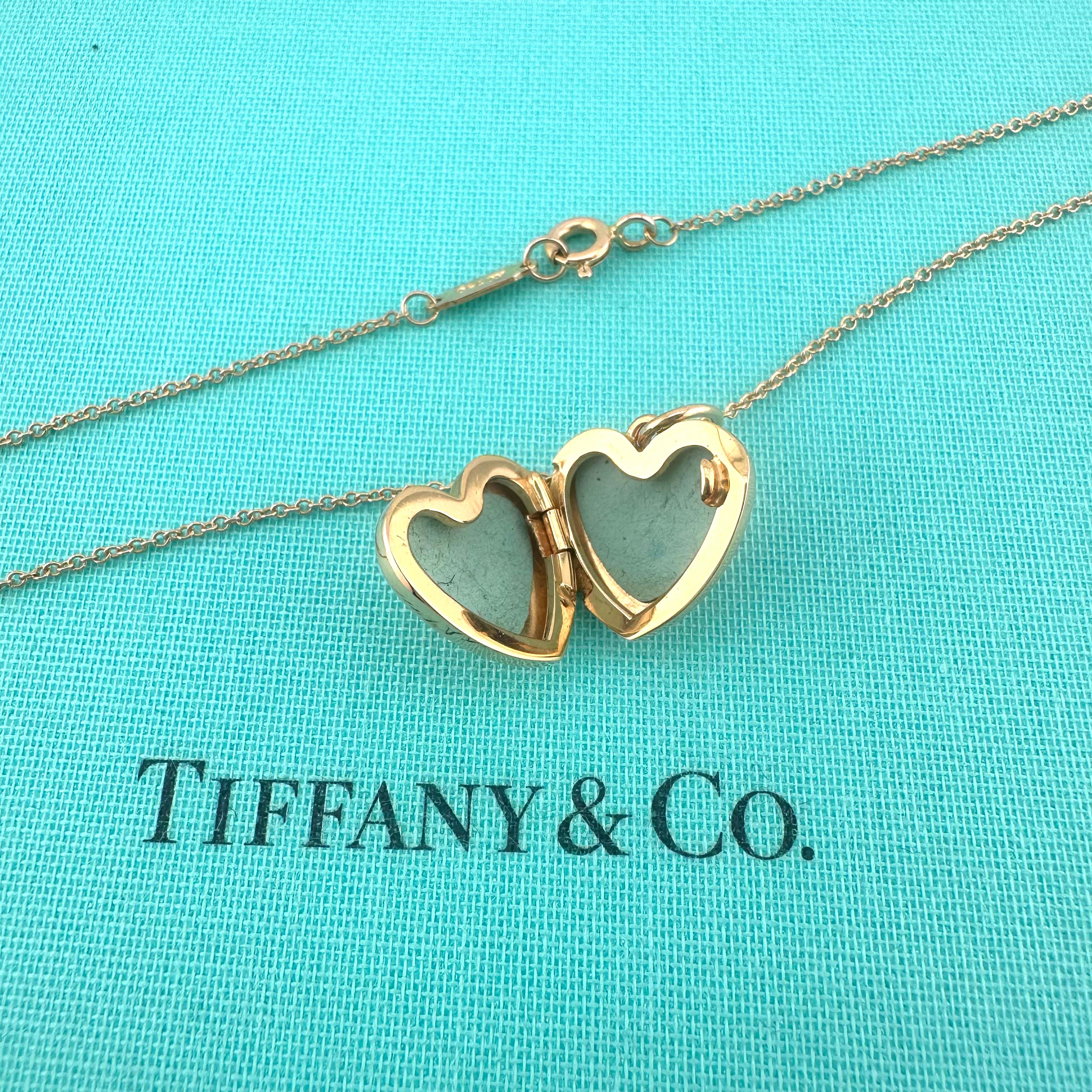 Tiffany & Co. Herz-Anhänger-Halskette
Stil:  Anhänger
Metall:  18K Rose Gold - 5,6 Gramm
Medaillon:  9.5 mm
Abmessungen:  18' Zoll
Herz-Anhänger öffnet sich für persönliche Bilder im Inneren
Wahrzeichen:  Vorderseite mit der Aufschrift 