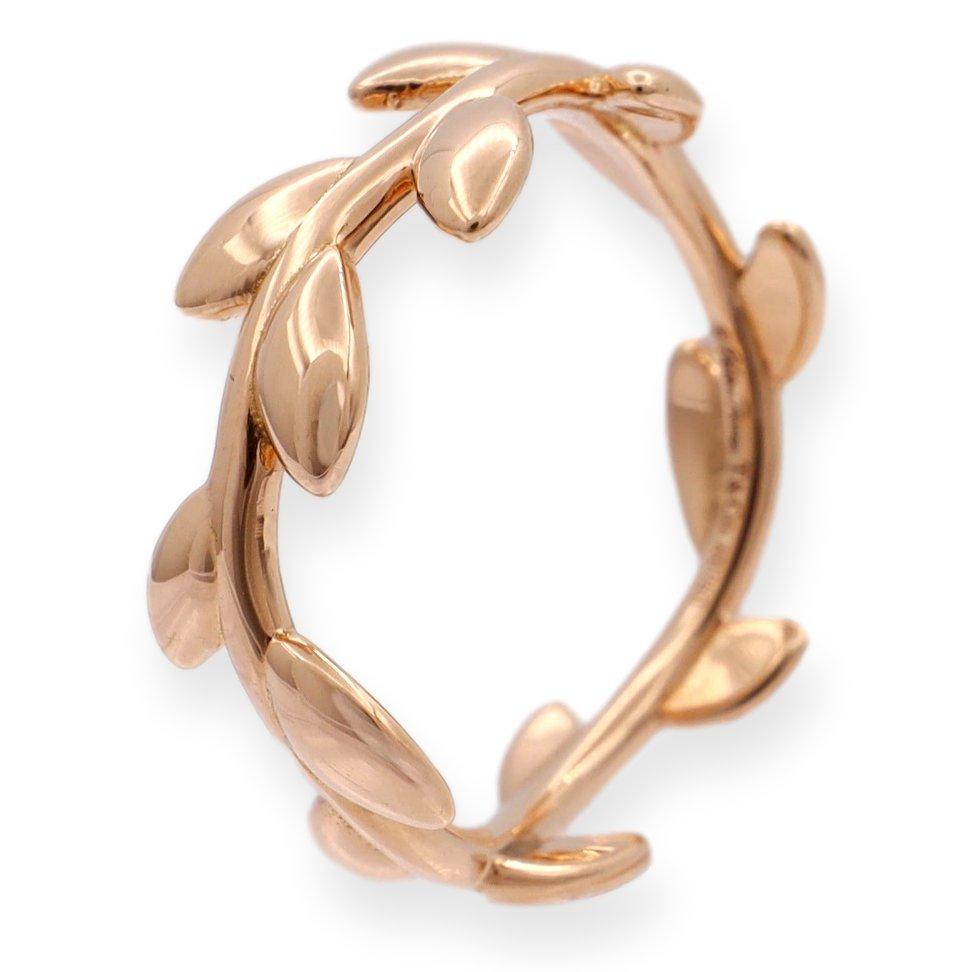 Bague Tiffany & Co. conçue par Paloma Picasso, finement travaillée en or rose 18 carats, avec un motif de feuilles d'olivier sur tout le pourtour. Design/One étroit, entièrement poinçonné avec les logos des créateurs et le contenu en