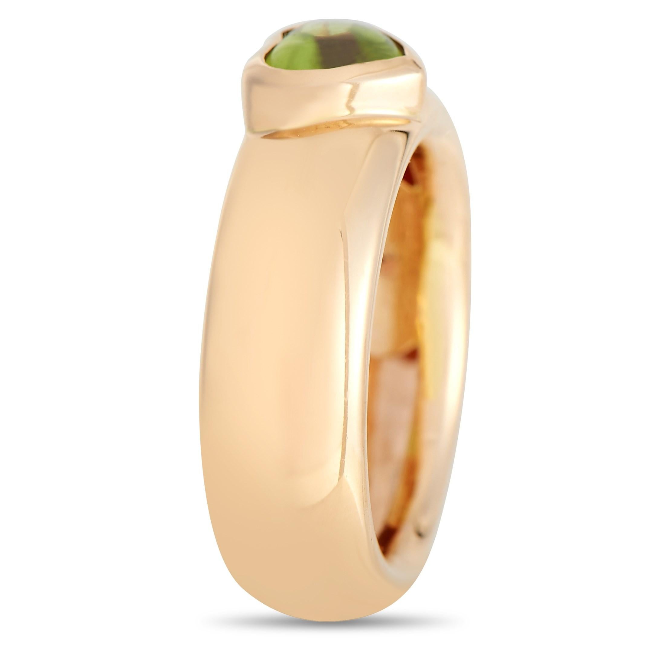 Dieser schöne Ring von Tiffany & Co. strahlt eine unbestreitbare Romantik aus. Ein einzelner grüner Peridot-Edelstein akzentuiert das Herzmotiv dieses Rings, das in der Mitte der Fassung aus 18 Karat Roségold sitzt. Mit einem 6 mm breiten Band und