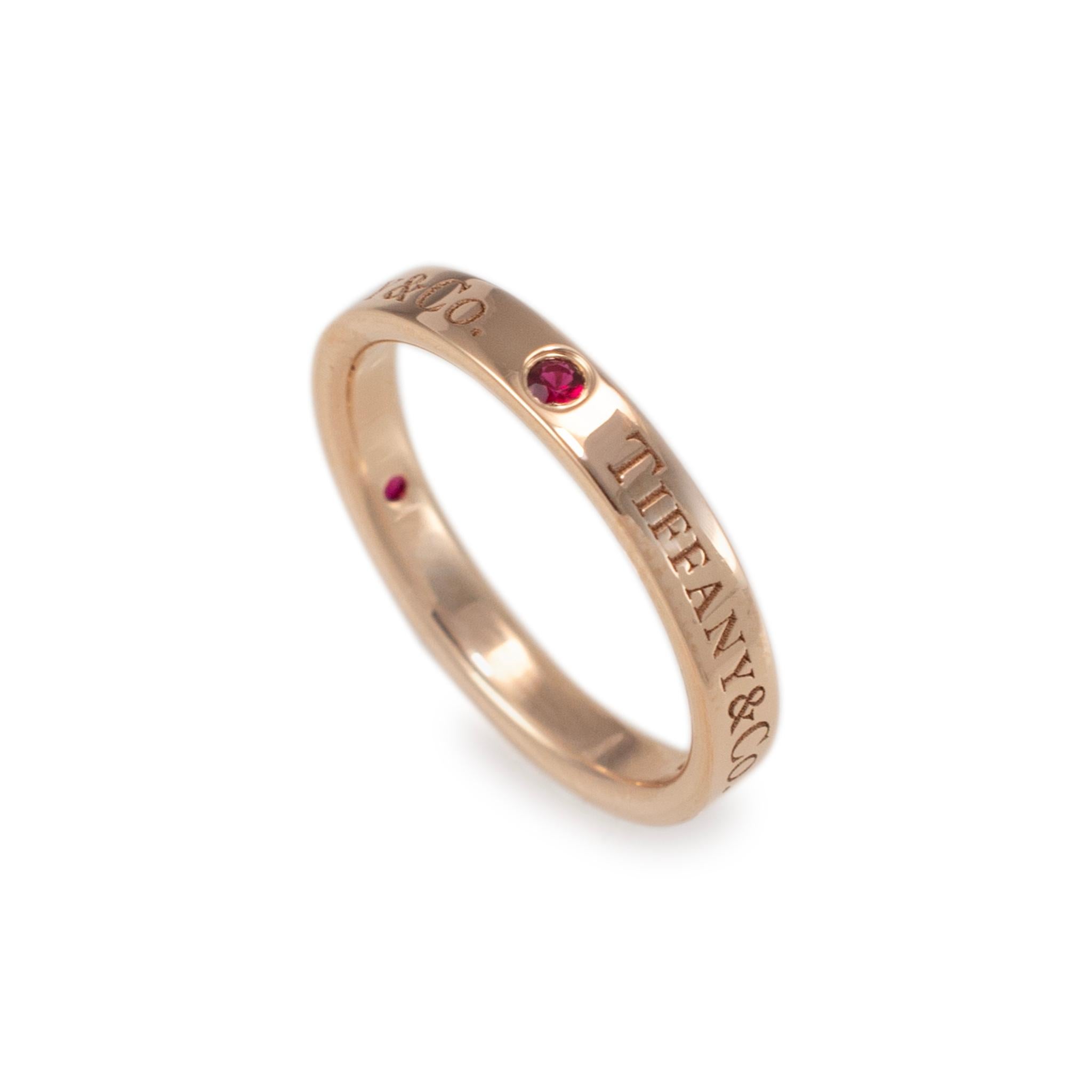 Marke: Tiffany & Co.

Geschlecht: Damen

Metall Typ: 18K Rose Gold

Ringgröße: 6.25

Breite: 3.00 mm

Gewicht: 3.74 Gramm

Rubinroter Ehering aus 18 Karat Roségold mit einem weichen, quadratischen Schaft. Das Metall wurde getestet und es wurde